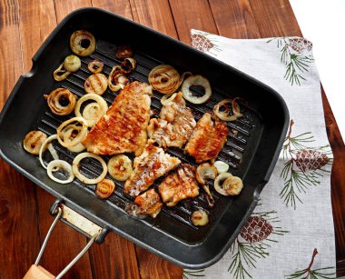 Balık fileto ızgara soğan ile