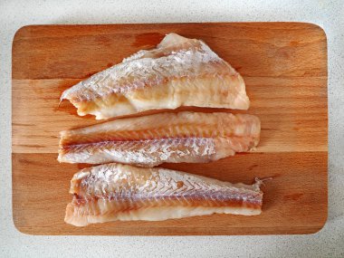 Ahşap arka planda balık fileto