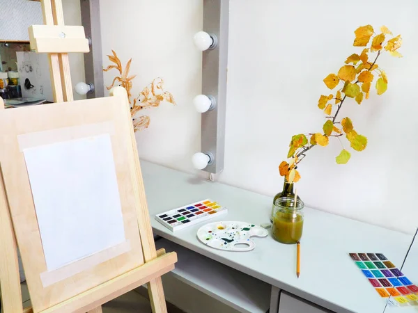 The easel in art studio on the background — Stock Photo, Image