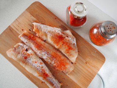 Ahşap arka planda balık fileto