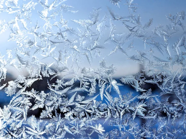 Padrões de gelo na janela — Fotografia de Stock