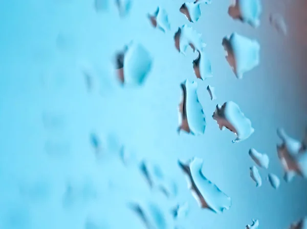 Gotas de lluvia en un vaso de cerca — Foto de Stock