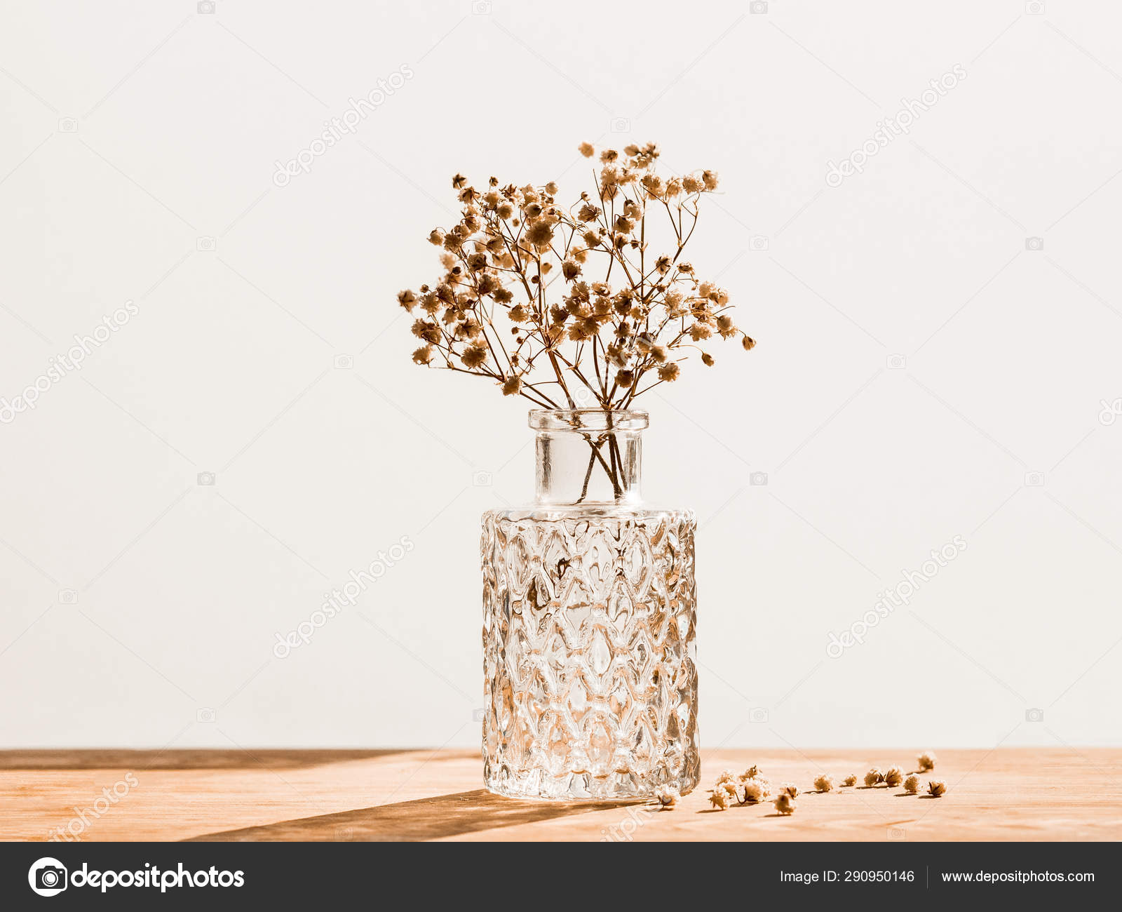 Bouquet of dried Baby's breath flowers in glass bottle Stock Photo by  ©artsandra 290950146