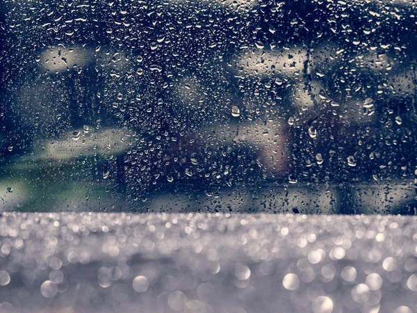 유리에 비가 떨어집니다 — 스톡 사진