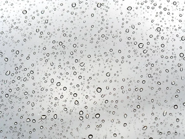 Fondo húmedo gris / gotas de lluvia para superponer en la ventana, tiempo, gotas de fondo de lluvia de agua en el vidrio transparente — Foto de Stock