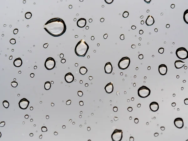 Grau nassen Hintergrund / Regentropfen auf dem Fenster überlagern, Wetter, Hintergrund Wassertropfen auf dem Glas transparent — Stockfoto