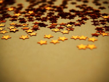 Altın yıldız lavanta kağıt arka plan üzerinde glitter