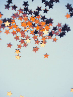 Altın yıldızlar mavi arka planda parlıyor