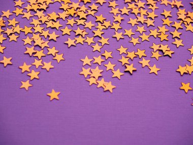 Altın yıldız lavanta kağıt arka plan üzerinde glitter