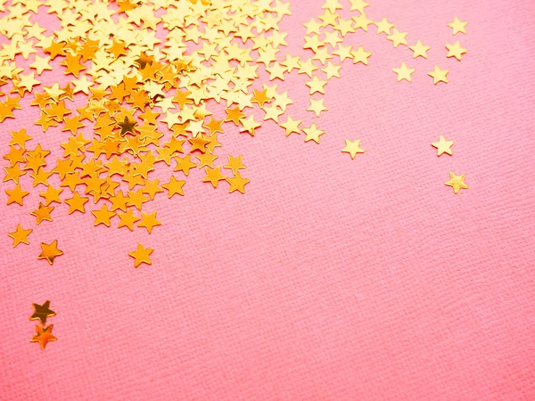 Brokat złote gwiazdy na różowym tle — Zdjęcie stockowe