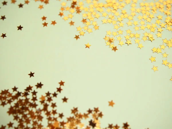 Estrelas douradas brilham no fundo azul — Fotografia de Stock