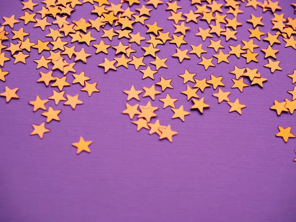 Altın yıldız lavanta kağıt arka plan üzerinde glitter — Stok fotoğraf