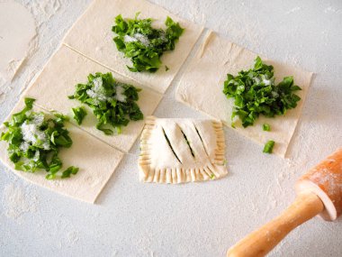 Sorrel ile puf böreği yapma süreci