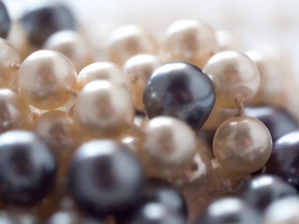 Montón de perlas blancas y negras — Foto de Stock