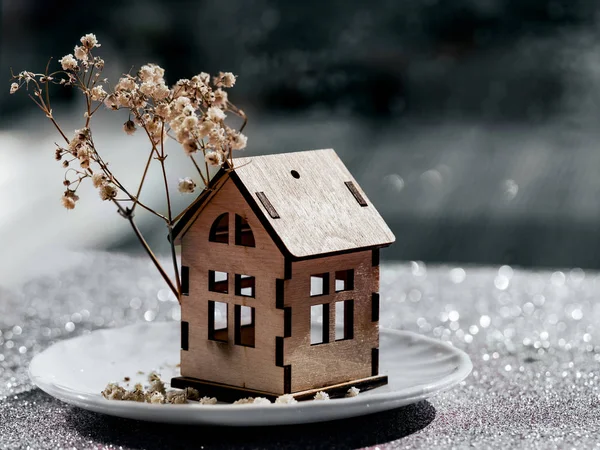 Modelo de casa de madera con un árbol — Foto de Stock