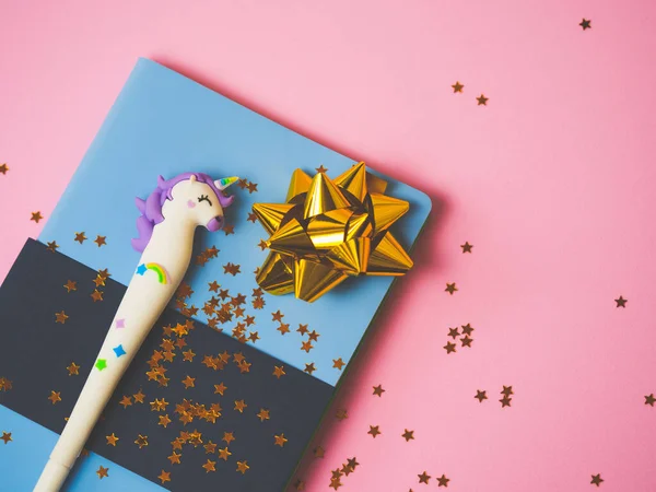 Cuaderno Azul Con Linda Pluma Unicornio Arco Oro Estrellas Brillan — Foto de Stock