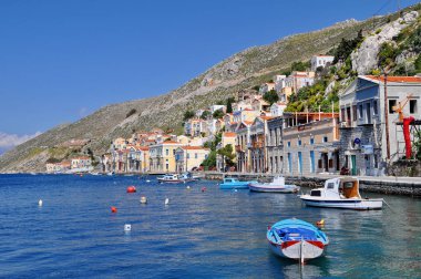 Renkli binalar, Symi, Yunanistan ile pitoresk adanın manzara görünümü