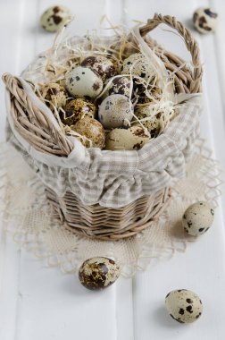 ahşap masa üzerinde hasır sepet bıldırcın yumurta