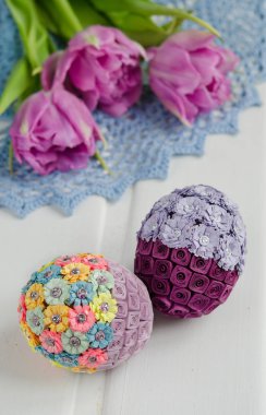 Pastel zemin üzerine yumurtalı Paskalya süsleri