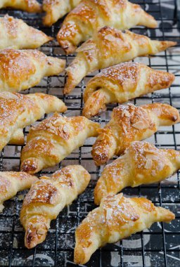 Sadece fırın dışında taze kruvasanlar