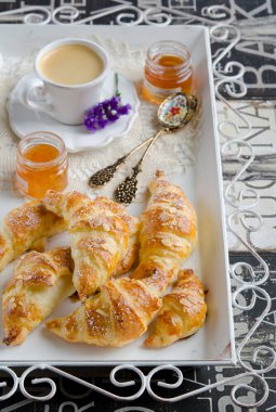 Kruvasan ve kahve siyah ve beyaz arka plan üzerinde kahvaltı