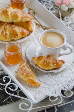 Kruvasan ve kahve siyah ve beyaz arka plan üzerinde kahvaltı