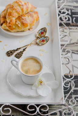 Kruvasan ve kahve siyah ve beyaz arka plan üzerinde kahvaltı