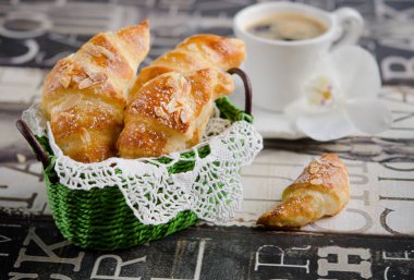 Kruvasan ve kahve siyah ve beyaz arka plan üzerinde kahvaltı