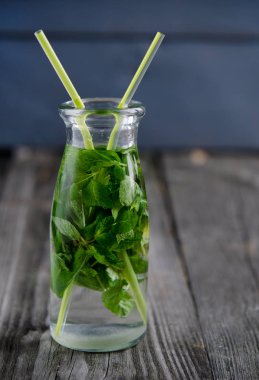 ahşap masada nane ile içki yakın görünümü