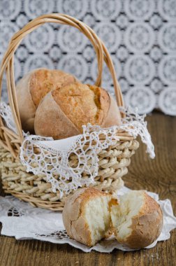 Ev yapımı taze çörek sepeti eski ahşap tablo
