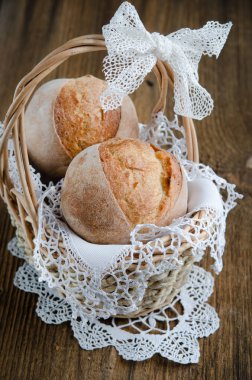 Ev yapımı taze çörek sepeti eski ahşap tablo