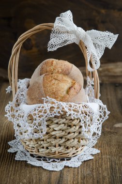 Ev yapımı taze çörek sepeti eski ahşap tablo