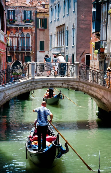 Scenic View Narrow Venice Channel Tourists Gondoliers Boats — Stock Photo, Image
