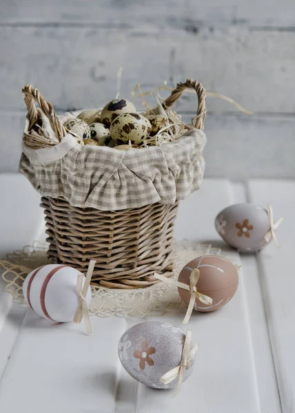 Paskalya Yumurtası Bıldırcın Yumurtası Sepeti Ahşap Tahta Üzerinde Ile — Stok fotoğraf