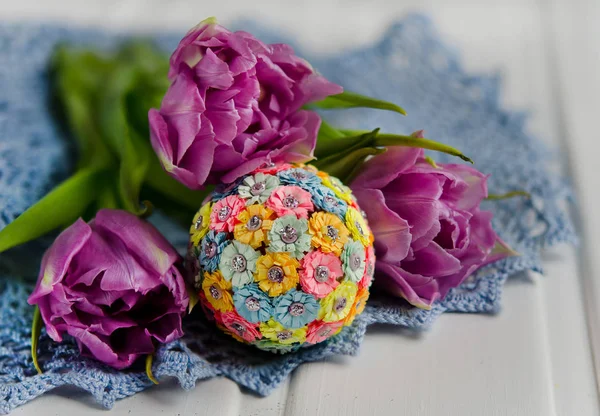 Pastel Zemin Üzerine Yumurtalı Paskalya Süsleri — Stok fotoğraf