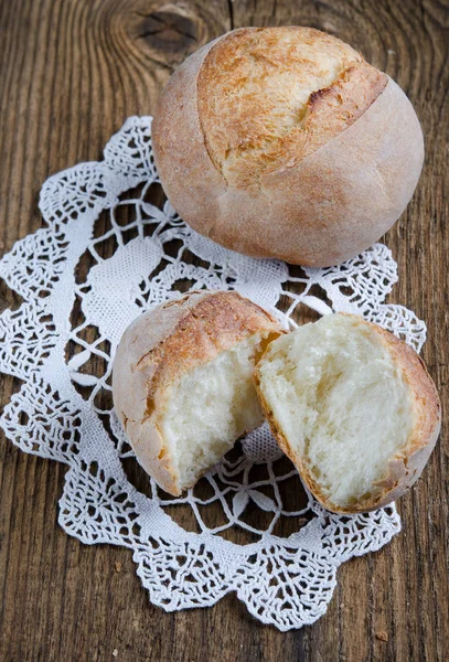 Pães Frescos Caseiros Cesta Velha Mesa Madeira — Fotografia de Stock