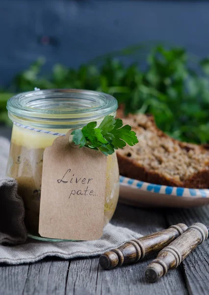 Paté Hígado Con Perejil Verde Sobre Mesa Madera — Foto de Stock