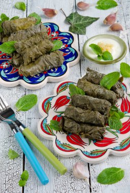 Beyaz masa, seçici odak üzerinde Türk tabaklarda dolma