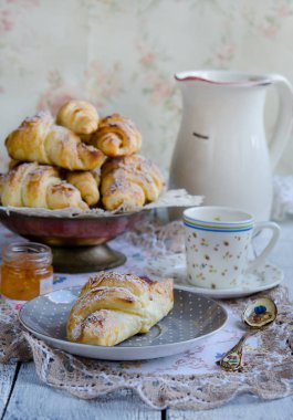 Taze kruvasanlar ve sade kahve kahvaltı