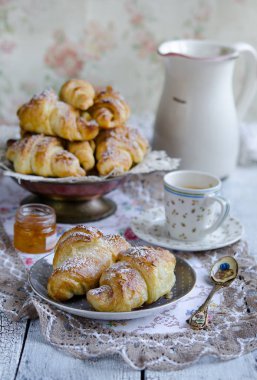 Taze kruvasanlar ve sade kahve kahvaltı