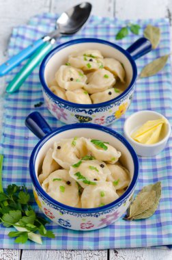 Renkli kase etli ev yapımı mantı