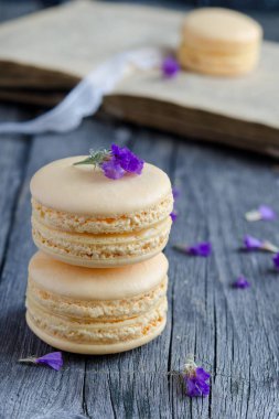 Eski ahşap masa üzerinde vanilyalı kurabiye