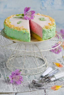 Kek çilek mus ve taze çiçekler, seçici odak ile