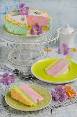 Kek çilek mus ve taze çiçekler, seçici odak ile