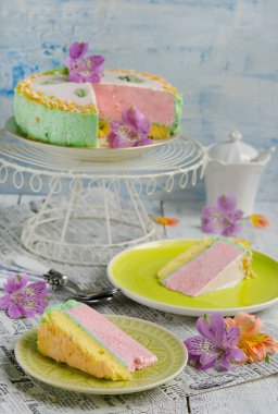 Kek çilek mus ve taze çiçekler, seçici odak ile