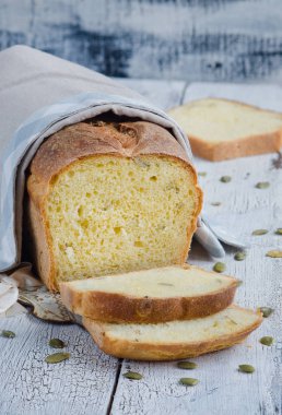 Beyaz ahşap masa üzerinde kabak çekirdeği ile ev yapımı ekmek