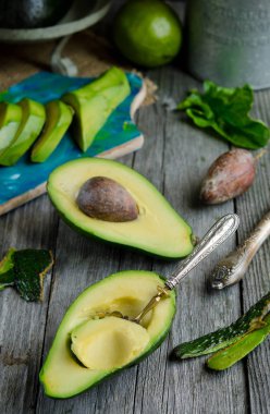 Eski ahşap zemin üzerine yeşil taze avokado