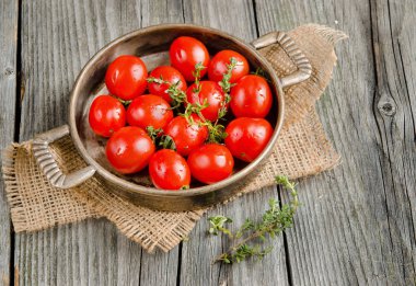 ahşap yüzeyde taze kiraz domates