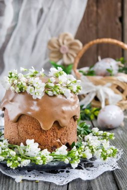 Ahşap masa üzerinde çiçek süslemeleri ile geleneksel Paskalya kek