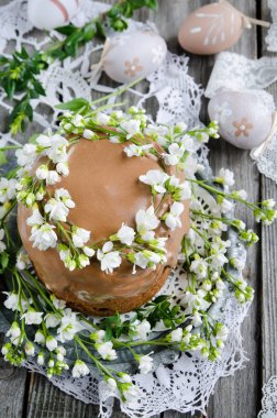 Ahşap masa üzerinde çiçek süslemeleri ile geleneksel Paskalya kek